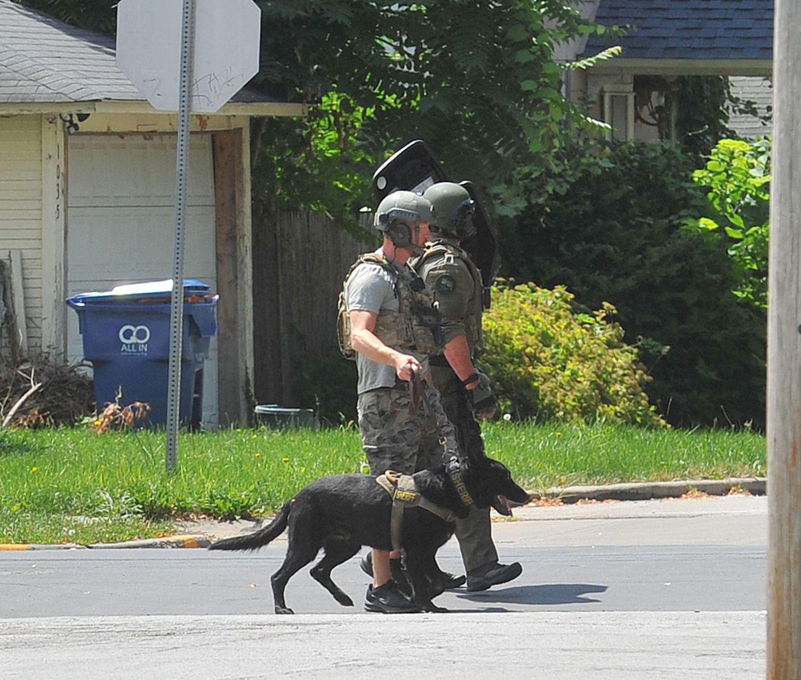 070921-qc-nws-standoff-060